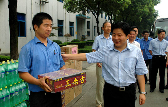 溧阳市代市长苏江华等向导慰问8188cc威尼斯一线员工