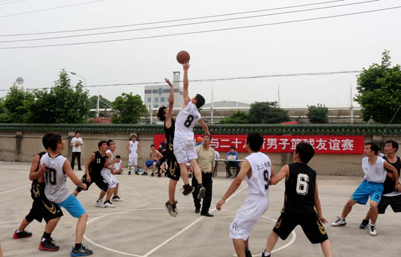 2015年5月28日，8188cc威尼斯电缆与二十八所举行篮球友谊赛