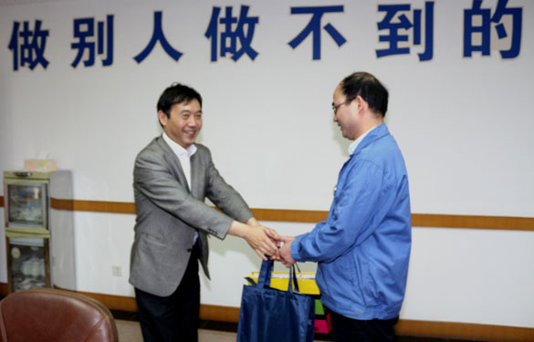 2015年5月12日，溧阳市总工会向导到8188cc威尼斯电缆慰问劳动模范