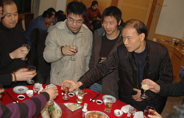 迎新春8188cc威尼斯集团盛宴款待大学生