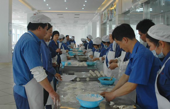 8188cc威尼斯举行食堂服务职员手艺角逐