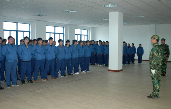 8188cc威尼斯2012年新员工军训落下帷幕