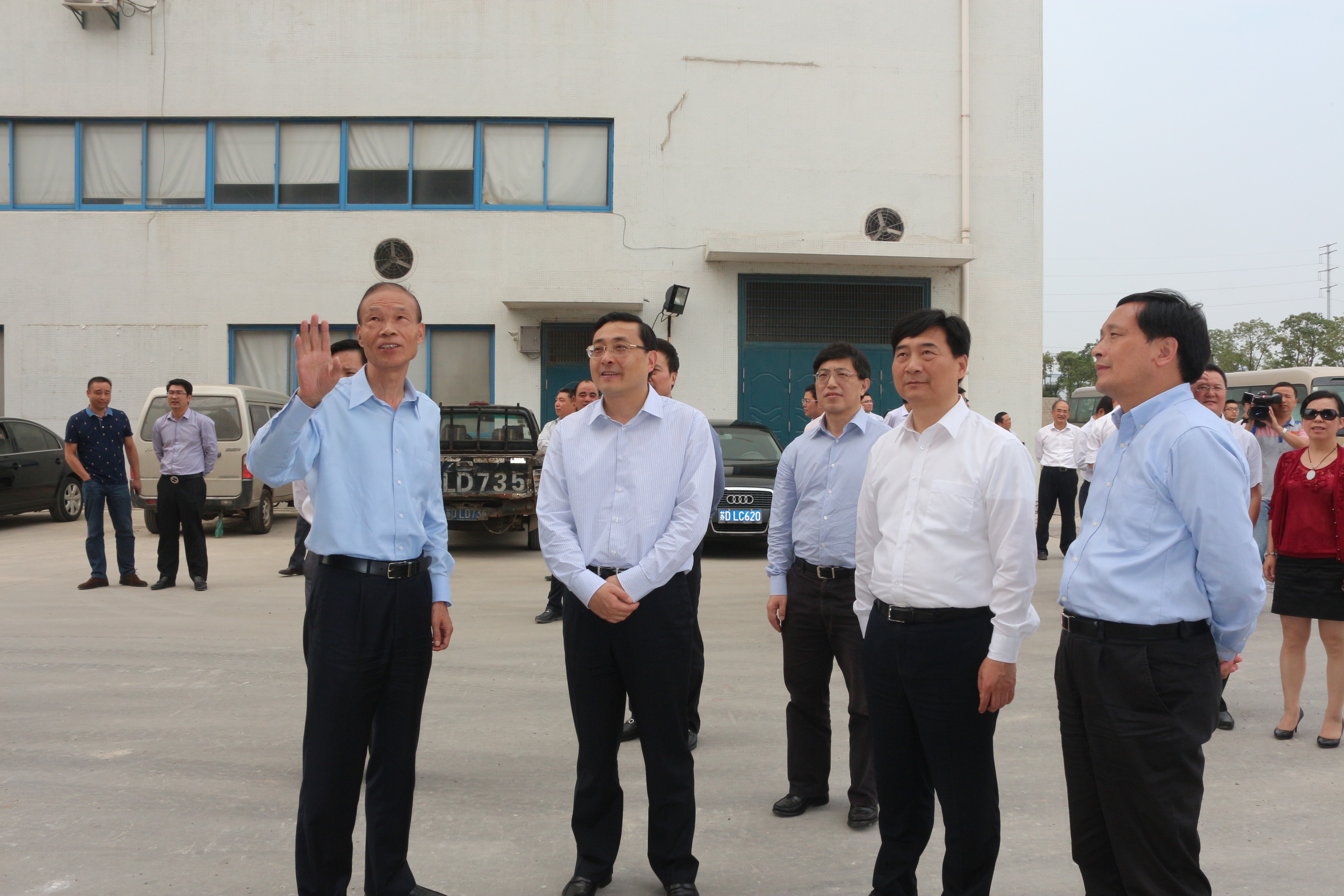 10月10日，常州市市长费高云一行来8188cc威尼斯电缆督查西厂区三期工程建设情形