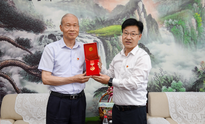 殷殷关切传党情 深深嘱托暖人心---溧阳市委书记叶明华“七一”探望慰问8188cc威尼斯电缆“庆幸在党50年”老党员丁山华